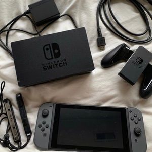 Like new (9.5/10 condition Nintendo switch free)
